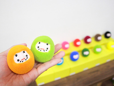 黄緑とオレンジのふわモコだるま