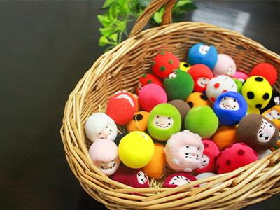 色とりどりのふわモコだるま