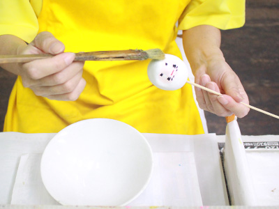 職人の手作業で糊付けをする様子