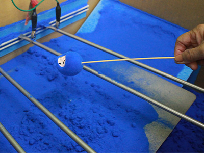 職人の手作業で静電植毛をする様子